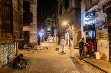 JEDDAH, SAUDI ARABIA - 15 Kasım 2021: Suudi Arabistan 'ın tarihi merkezi Al Balad' daki bir caddenin gece görüşü
