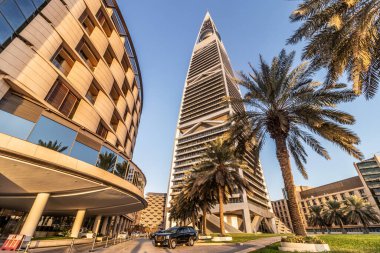 RIYADH, SAUDI ARABIA - 30 Kasım 2021: Riyad, Suudi Arabistan El Faisaliah Kulesi