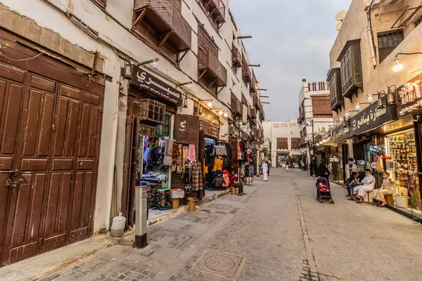 JEDDAH, SAUDI ARABIA - 15 Kasım 2021: El Balad sokağı, Suudi Arabistan 'ın tarihi merkezi
