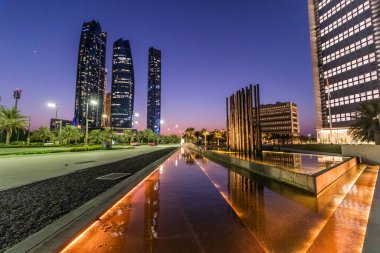 Abu Dabi 'deki gökdelenlerin gece manzarası, Birleşik Arap Emirlikleri.
