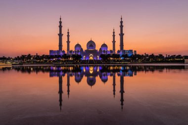 Abu Dabi 'deki Şeyh Zayed Büyük Camii' nin akşam manzarası, Birleşik Arap Emirlikleri 'ne yansıyor..