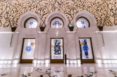 ABU DHABI, BAE - 17 Ekim 2021: Abu Dabi, Birleşik Arap Emirlikleri 'ndeki Şeyh Zayed Büyük Camii' nin girişi.