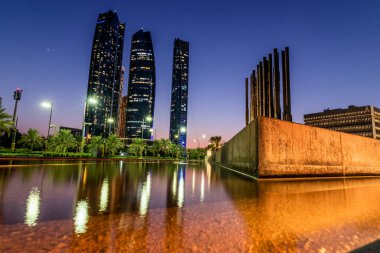 Abu Dabi 'deki gökdelenlerin gece manzarası, Birleşik Arap Emirlikleri.