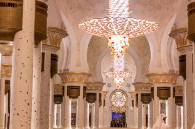 ABU DHABI, BAE - 17 Ekim 2021: Abu Dabi, Birleşik Arap Emirlikleri 'ndeki Şeyh Zayed Büyük Camii Dua Salonu.