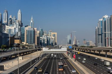 DUBAI, BAE - 27 Ekim 2021: Şeyh Zayed Yolu ve Dubai Marina ufuk çizgisi, Birleşik Arap Emirlikleri.