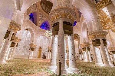 ABU DHABI, BAE - 17 Ekim 2021: Abu Dabi, Birleşik Arap Emirlikleri 'ndeki Şeyh Zayed Büyük Camii Dua Salonu.