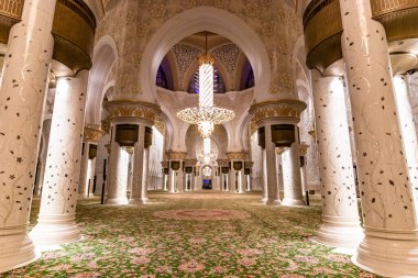 ABU DHABI, BAE - 17 Ekim 2021: Abu Dabi, Birleşik Arap Emirlikleri 'ndeki Şeyh Zayed Büyük Camii Dua Salonu.