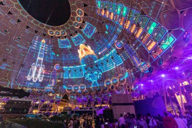 DUBAI, BAE - 29 Ekim 2021: Dubai, Birleşik Arap Emirlikleri 'nde Al Wasl Plaza' nın kubbesinde uzay roketi gösterisi.