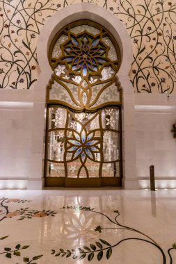 ABU DHABI, BAE - 17 Ekim 2021: Abu Dabi, Birleşik Arap Emirlikleri 'ndeki Şeyh Zayed Büyük Camii' nin girişi.