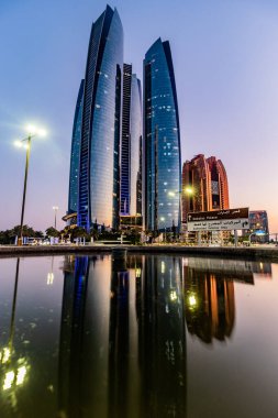 ABU DHABI, BAE - 22 Ekim 2021: Abu Dabi 'deki gökdelenler, Birleşik Arap Emirlikleri.