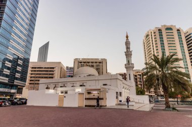 ABU DHABI, BAE - 13 Ekim 2021: Abu Dabi şehir merkezindeki Fathima Bint Mohammed Bin Butti Camii, Birleşik Arap Emirlikleri.