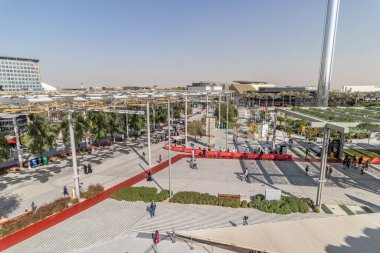 DUBAI, BAE - 30 Ekim 2021: Dubai, Birleşik Arap Emirlikleri 'nde 2020 Dünya Fuarı Skyline' ı.