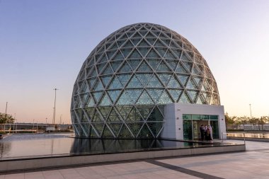 ABU DHABI, BAE - 17 Ekim 2021: Abu Dabi, Birleşik Arap Emirlikleri 'ndeki Şeyh Zayed Büyük Camii' nin ziyaret girişi.