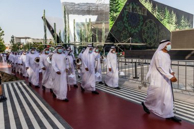 DUBAI, BAE - 29 Ekim 2021: Dubai, Birleşik Arap Emirlikleri 'ndeki Expo 2020' de yerel marş grubu.