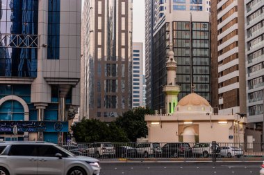 ABU DHABI, BAE - 18 Ekim 2021: Abu Dabi şehir merkezindeki Ghanim Bin Hamdan Al Falahi Camii, Birleşik Arap Emirlikleri.