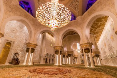 ABU DHABI, BAE - 17 Ekim 2021: Abu Dabi, Birleşik Arap Emirlikleri 'ndeki Şeyh Zayed Büyük Camii Dua Salonu.
