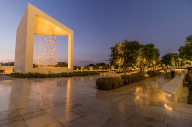 ABU DHABI, BAE - 22 Ekim 2021: Abu Dabi, Birleşik Arap Emirlikleri 'ndeki Kurucular Anıtı Gece Görüşü