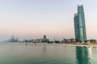 Abu Dabi gökdeleninin akşam manzarası, Birleşik Arap Emirlikleri.