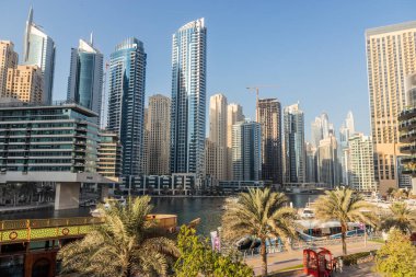 DUBAI, BAE - 27 Ekim 2021: Dubai Marina, Birleşik Arap Emirlikleri.