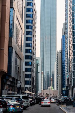 ABU DHABI, BAE - 18 Ekim 2021: Gökdelenleri ve Abu Dabi şehir merkezindeki bir camii, Birleşik Arap Emirlikleri.