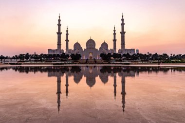 Abu Dabi, Birleşik Arap Emirlikleri 'ndeki Şeyh Zayed Büyük Camii' nin akşam manzarası