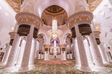 ABU DHABI, BAE - 17 Ekim 2021: Abu Dabi, Birleşik Arap Emirlikleri 'ndeki Şeyh Zayed Büyük Camii Dua Salonu.