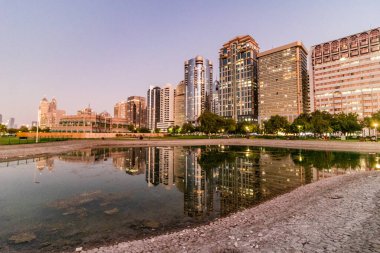 Abu Dabi Göl Parkı 'ndan ufuk çizgisi, Birleşik Arap Emirlikleri.