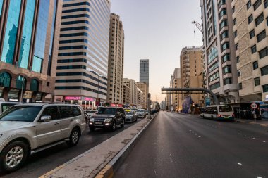 ABU DHABI, BAE - 13 Ekim 2021: Abu Dabi şehir merkezindeki Zayed the First Street trafiği, Birleşik Arap Emirlikleri.