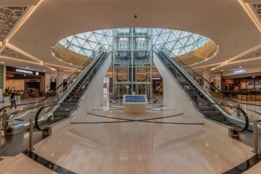 ABU DHABI, BAE - 17 Ekim 2021: Abu Dabi, Birleşik Arap Emirlikleri 'ndeki Şeyh Zayed Büyük Camii' nin yer altı girişi.