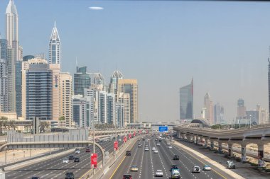 DUBAI, BAE - 30 Ekim 2021: Şeyh Zayed Yolu ve Dubai Marina ufuk çizgisi, Birleşik Arap Emirlikleri.