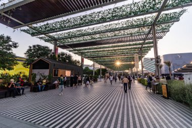 DUBAI, BAE - 31 Ekim 2021: Dubai, Birleşik Arap Emirlikleri 'ndeki Expo 2020 sahasında yürüyüş yolu.