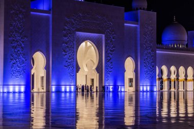 ABU DHABI, BAE - 17 Ekim 2021: Abu Dabi, Birleşik Arap Emirlikleri 'ndeki Şeyh Zayed Büyük Camii' nin Gece Görüşü.