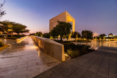 ABU DHABI, BAE - 22 Ekim 2021: Abu Dabi, Birleşik Arap Emirlikleri 'ndeki Kurucular Anıtı Gece Görüşü