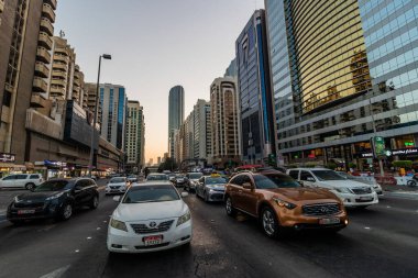 ABU DHABI, BAE - 13 Ekim 2021: Abu Dabi şehir merkezindeki Hamdan Bin Mohammed caddesinde trafik.