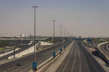 DUBAI, BAE - 30 Ekim 2021: Dubai, Birleşik Arap Emirlikleri Yolu.