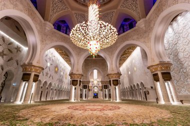 ABU DHABI, BAE - 17 Ekim 2021: Abu Dabi, Birleşik Arap Emirlikleri 'ndeki Şeyh Zayed Büyük Camii Dua Salonu.