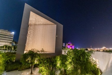 ABU DHABI, BAE - 14 Ekim 2021: Abu Dabi, Birleşik Arap Emirlikleri 'ndeki Kurucular Anıtı Gece Görüşü