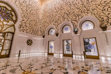 ABU DHABI, BAE - 17 Ekim 2021: Abu Dabi 'deki Şeyh Zayed Büyük Camii' ndeki Hall, Birleşik Arap Emirlikleri.