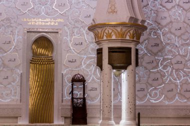 ABU DHABI, BAE - 17 Ekim 2021: Abu Dabi, Birleşik Arap Emirlikleri 'ndeki Şeyh Zayed Büyük Camii Mihrab.