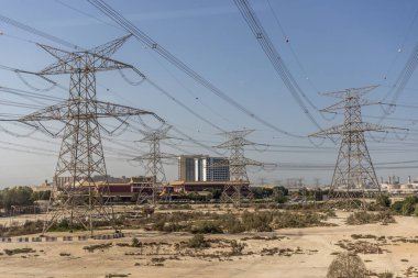 Dubai, Birleşik Arap Emirlikleri 'nde yüksek voltajlı elektrik iletim hatları..