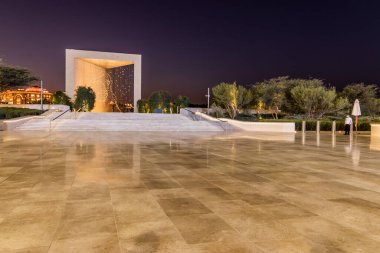 ABU DHABI, BAE - 14 Ekim 2021: Abu Dabi, Birleşik Arap Emirlikleri 'ndeki Kurucular Anıtı Gece Görüşü