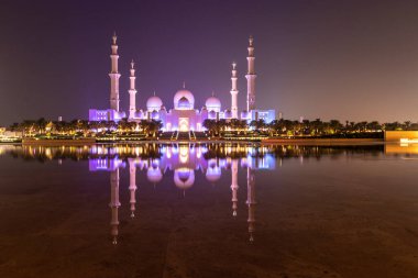 Abu Dabi 'deki Şeyh Zayed Büyük Camii' nin gece görüşü Birleşik Arap Emirlikleri 'ndeki bir suya yansıyor..