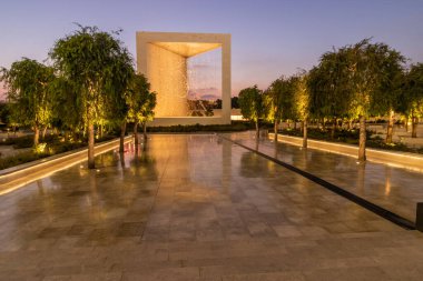 ABU DHABI, BAE - 22 Ekim 2021: Abu Dabi, Birleşik Arap Emirlikleri 'ndeki Kurucular Anıtı Gece Görüşü