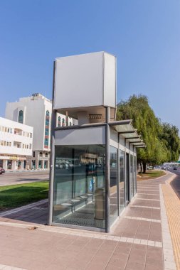 ABU DHABI, BAE - 18 Ekim 2021: Abu Dabi, Birleşik Arap Emirlikleri 'nde Şeyh Rashid Bin Saeed caddesinde klimalı otobüs durağı.