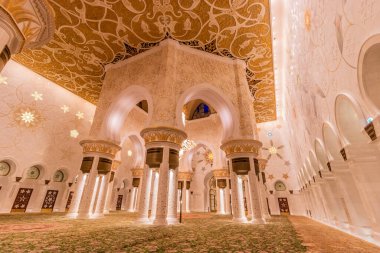 ABU DHABI, BAE - 17 Ekim 2021: Abu Dabi, Birleşik Arap Emirlikleri 'ndeki Şeyh Zayed Büyük Camii Dua Salonu.