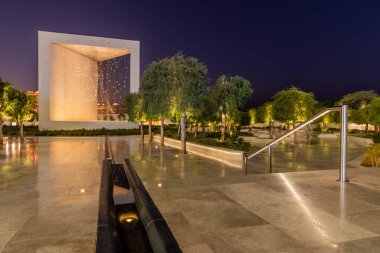 ABU DHABI, BAE - 14 Ekim 2021: Abu Dabi, Birleşik Arap Emirlikleri 'ndeki Kurucular Anıtı Gece Görüşü