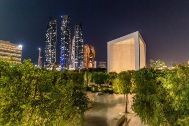ABU DHABI, BAE - 14 Ekim 2021: Abu Dabi, Birleşik Arap Emirlikleri 'ndeki Kurucular Anıtı Gece Görüşü