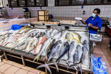 ABU DHABI, BAE - 15 Ekim 2021: Abu Dabi, Birleşik Arap Emirlikleri 'ndeki Al Mina Market' te balık tezgahı.