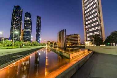 Abu Dabi 'deki gökdelenlerin gece manzarası, Birleşik Arap Emirlikleri.