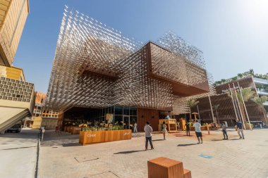 DUBAI, BAE - 30 Ekim 2021: Dubai, Birleşik Arap Emirlikleri 'ndeki Dünya Fuarı 2020' de Polonya pavyonu.